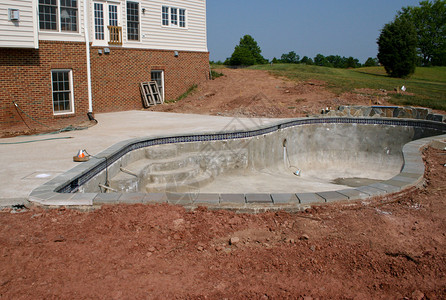 在住宅后院建造一个混凝土游泳池图片