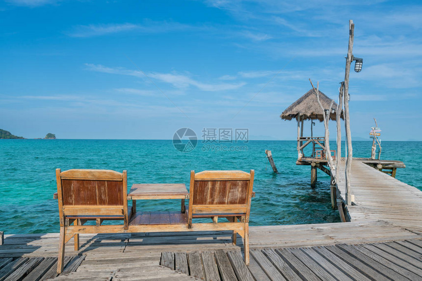 在泰国普吉度假胜地配有休息椅的完美夏季热带天堂海滩图片