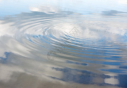 蓝色水表面的圆圈和泡图片