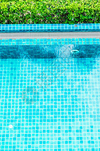 在酒店游泳池度假胜地的图片
