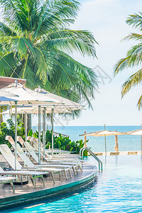 酒店游泳池度假村的雨伞和椅子图片