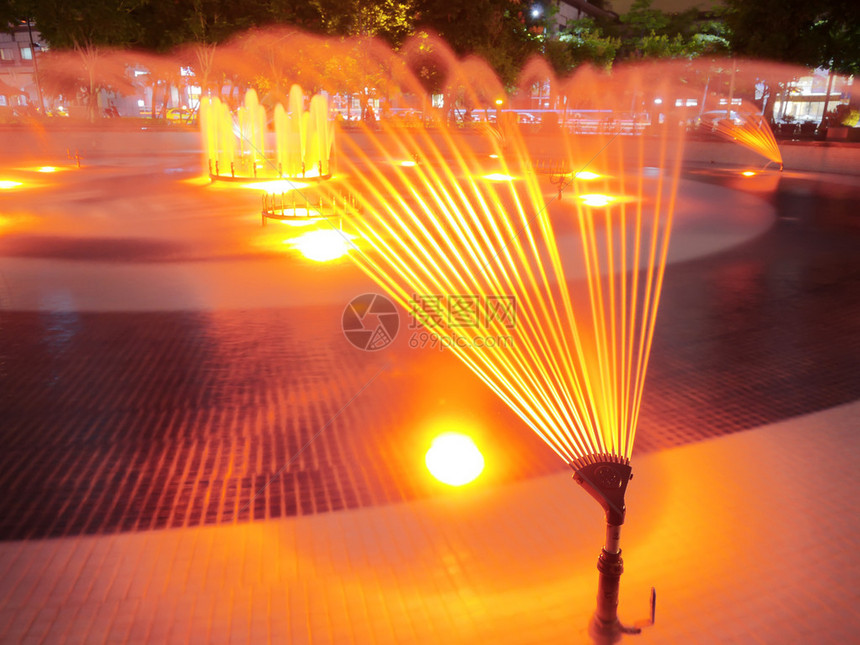 公园里明亮的喷泉图片
