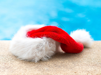 游泳池附近的红色圣诞帽背景图片