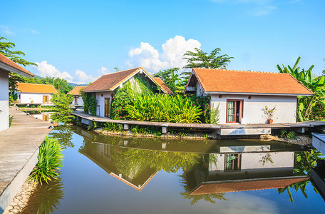 度假村的房子前面有一个游泳池泰国清迈图片
