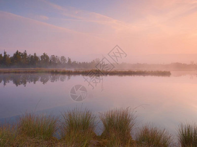 晨秋在梦幻般的气氛中的山湖图片