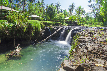 萨摩亚乌波卢岛上的异国瀑布图片