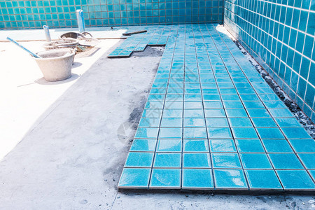 工业瓷砖建造者游泳池图片