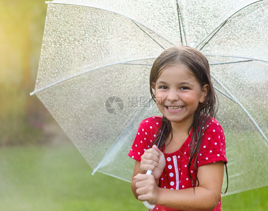 在雨天时儿童穿着雨伞下着装的Po图片