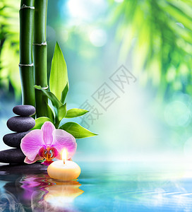 水疗静物蜡烛和石头与竹子在水上自然图片