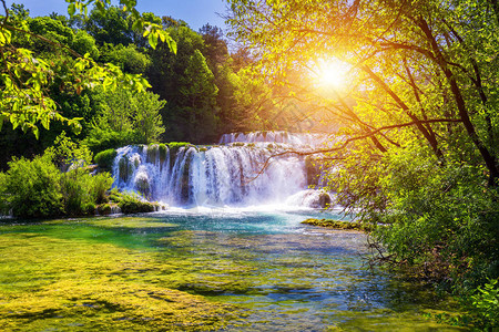 美丽的SkradinskiBuk瀑布在Krka公园图片