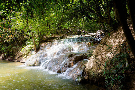 泰国南部的Krabi温泉瀑布图片