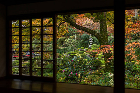 有秋天风景的日本木房子图片