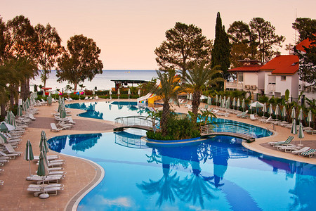 晚上在土耳其凯默地中海饭店的酒店里有带雨伞的阳台和蓝色平静的水图片