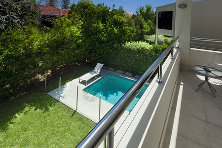 游泳池和阳台的后院景观图片