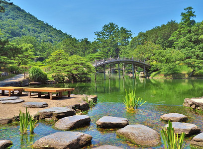 一座木桥日本香川县高松市栗林花园的圆月桥栗林庭园是日本最著名的背景图片