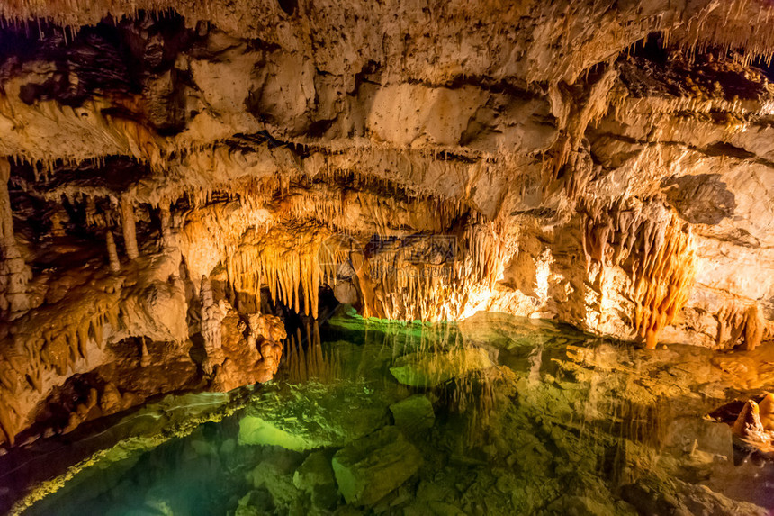 洞穴里有清澈水的小池塘图片