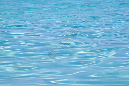 西里岛兰佩杜萨海纯净的蓝色海水高清图片