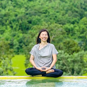 亚洲女人很开心微笑着图片