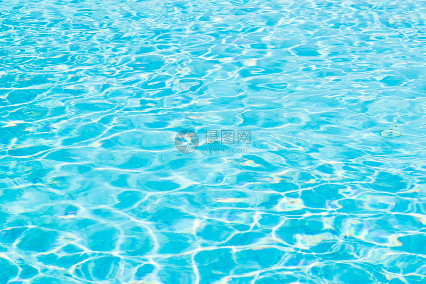 泳池水底的阳光照耀图片