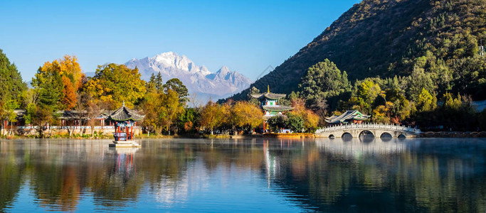 以玉龙雪山为背景的黑龙潭美景背景图片