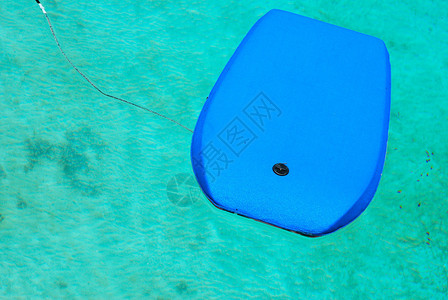 在一个废弃的蓝冲浪板上漂浮在季结束后户外一个背景图片