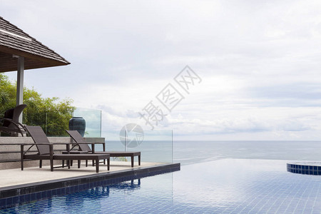 户外沙滩椅带游泳池和海景安达曼海背景图片