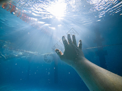 第一人称视角在水下溺水的人气泡手图片