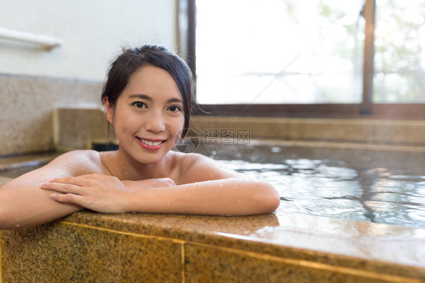 女人享受日本温泉图片