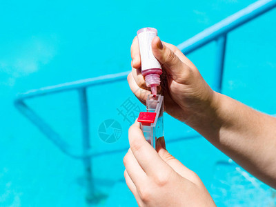 为确定游泳池中水的酸度在pH测量图片