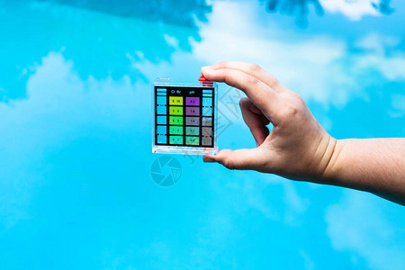 测量游泳池中水酸度的pH指标图片