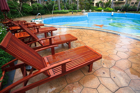 豪华酒店游泳池的躺椅图片