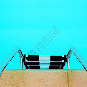 带复制空间的游泳池梯子图片