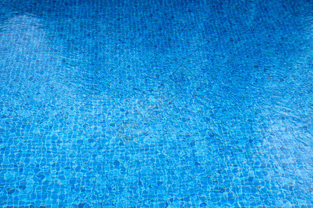 在游泳池的蓝色抽水池里图片