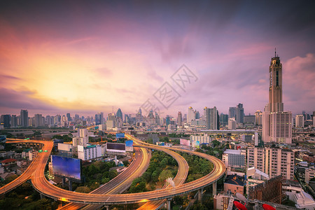 与主要交通高速公路的曼谷市夜景图片