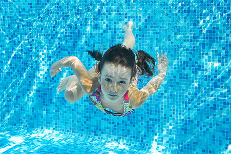 儿童在水下游泳池游泳图片