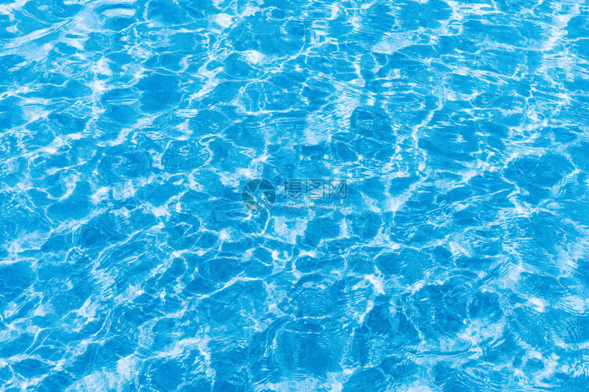 浅蓝色水面背景的美丽波纹背景的天然图片