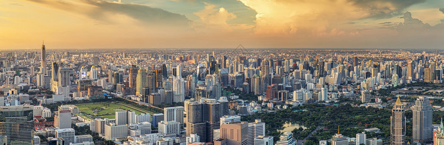 曼谷全景从屋顶部的OgMahanak图片
