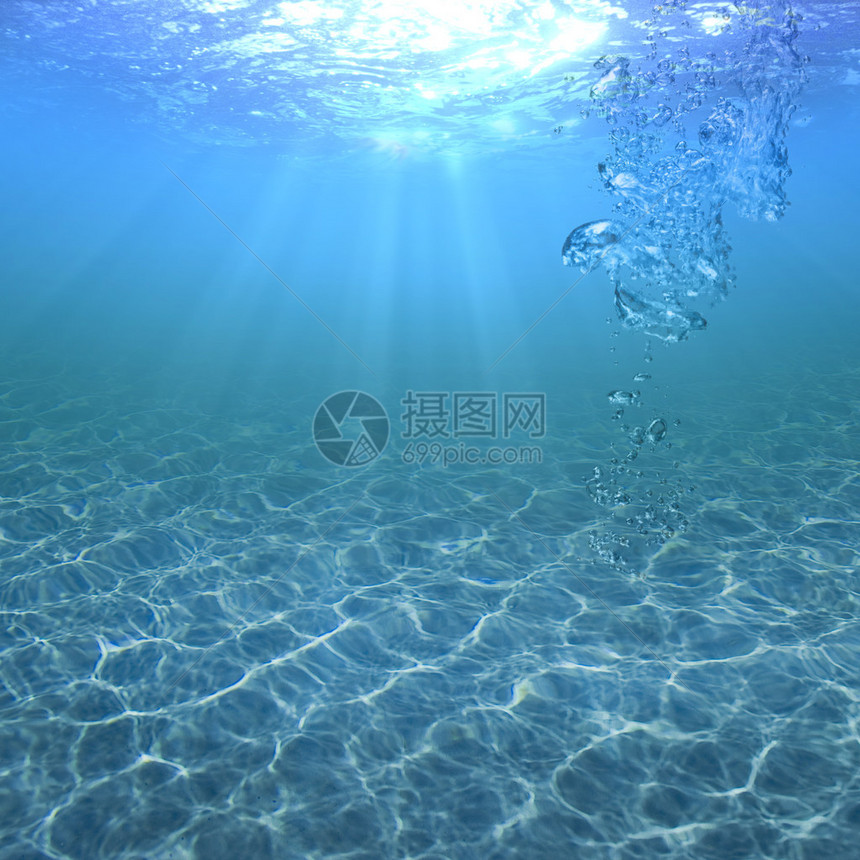 游泳池里清澈纯净透明的水图片