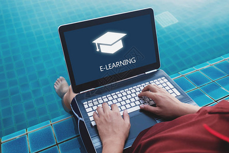 在线教育电子学习和电子书概念夏季周末在池畔使用电脑笔记本电脑进图片