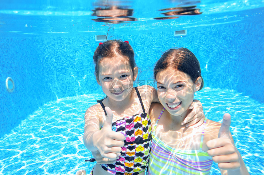 快乐的孩子们在水下游泳池游泳图片