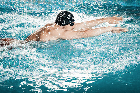 充满活力和适合游泳的游泳员在图片