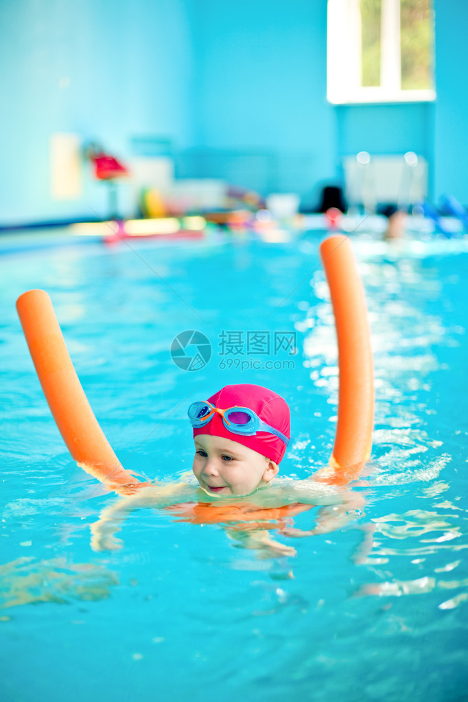 快乐的小女孩学习游泳图片