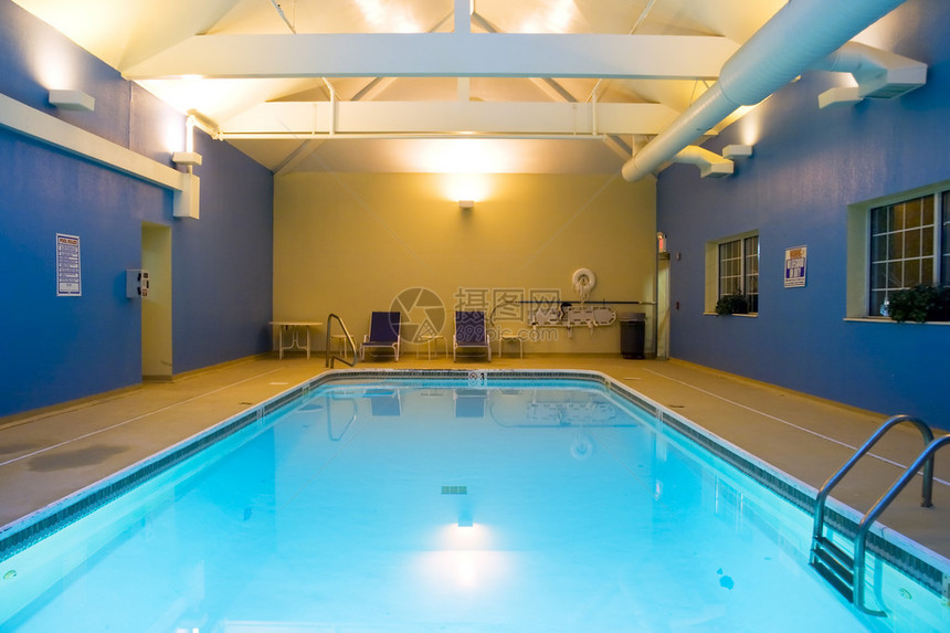 室内游泳池在酒店的宽图片