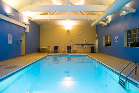 室内游泳池在酒店的宽图片