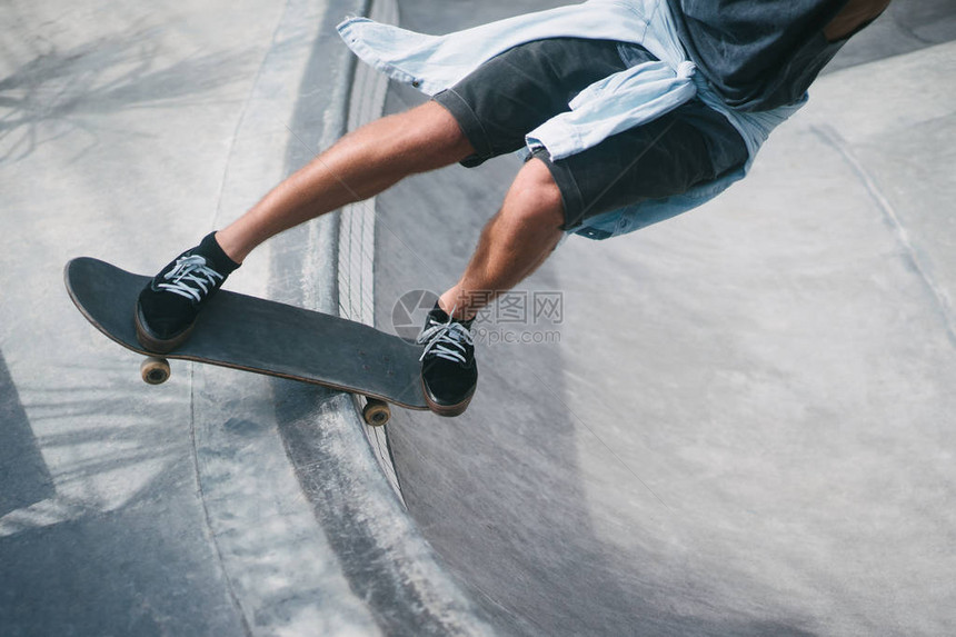 滑冰者滑冰在滑冰场长板滑图片