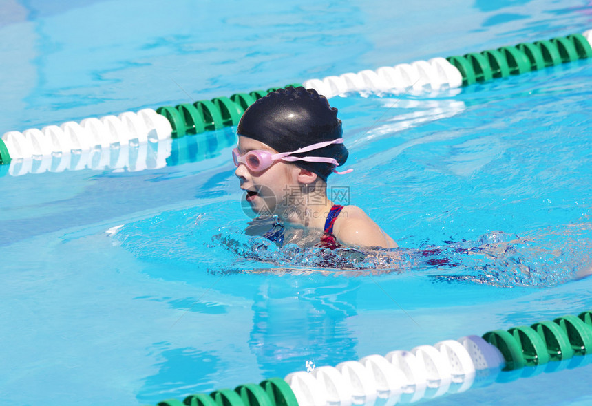 游泳比赛的年轻游泳者图片
