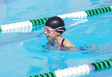 游泳比赛的年轻游泳者图片