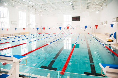 公共游泳池内部比赛游泳池的泳道图片