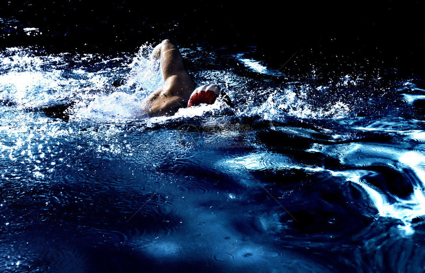 一个男人游泳的时尚黑图片