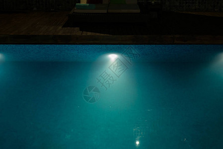 夜间在游泳池水下安图片